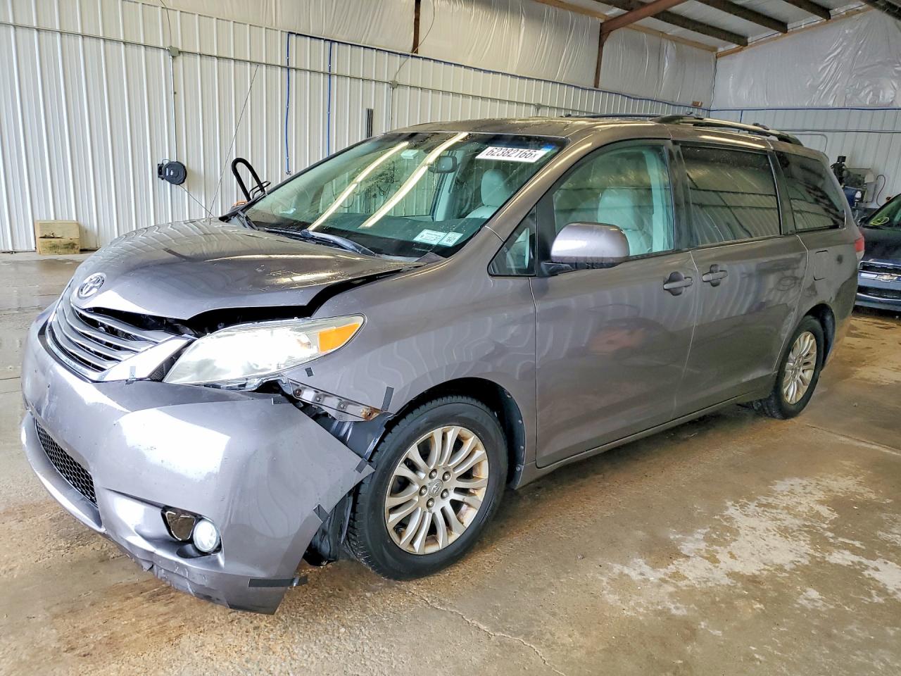 2011 Toyota Sienna XLE, VIN 5TDYK3DC0BS111196 — Front end