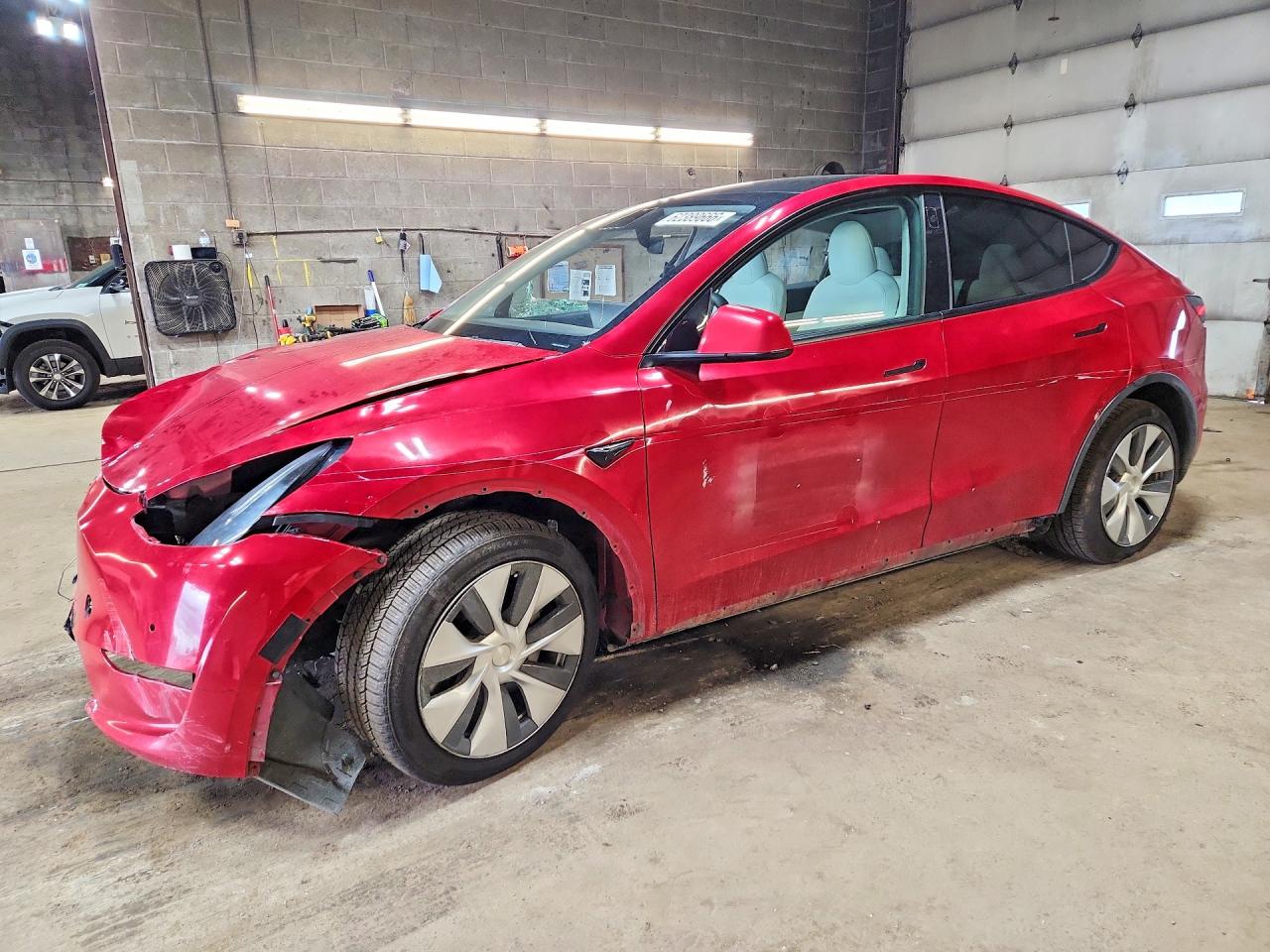 2021 Tesla Model Y Long Range, VIN 5YJYGDEEXMF095958 — Side