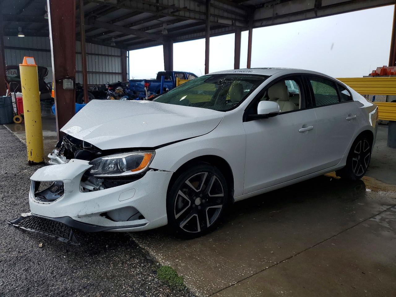 2018 Volvo S60 Dynamic, VIN YV126MFL6J2454401 — Front end