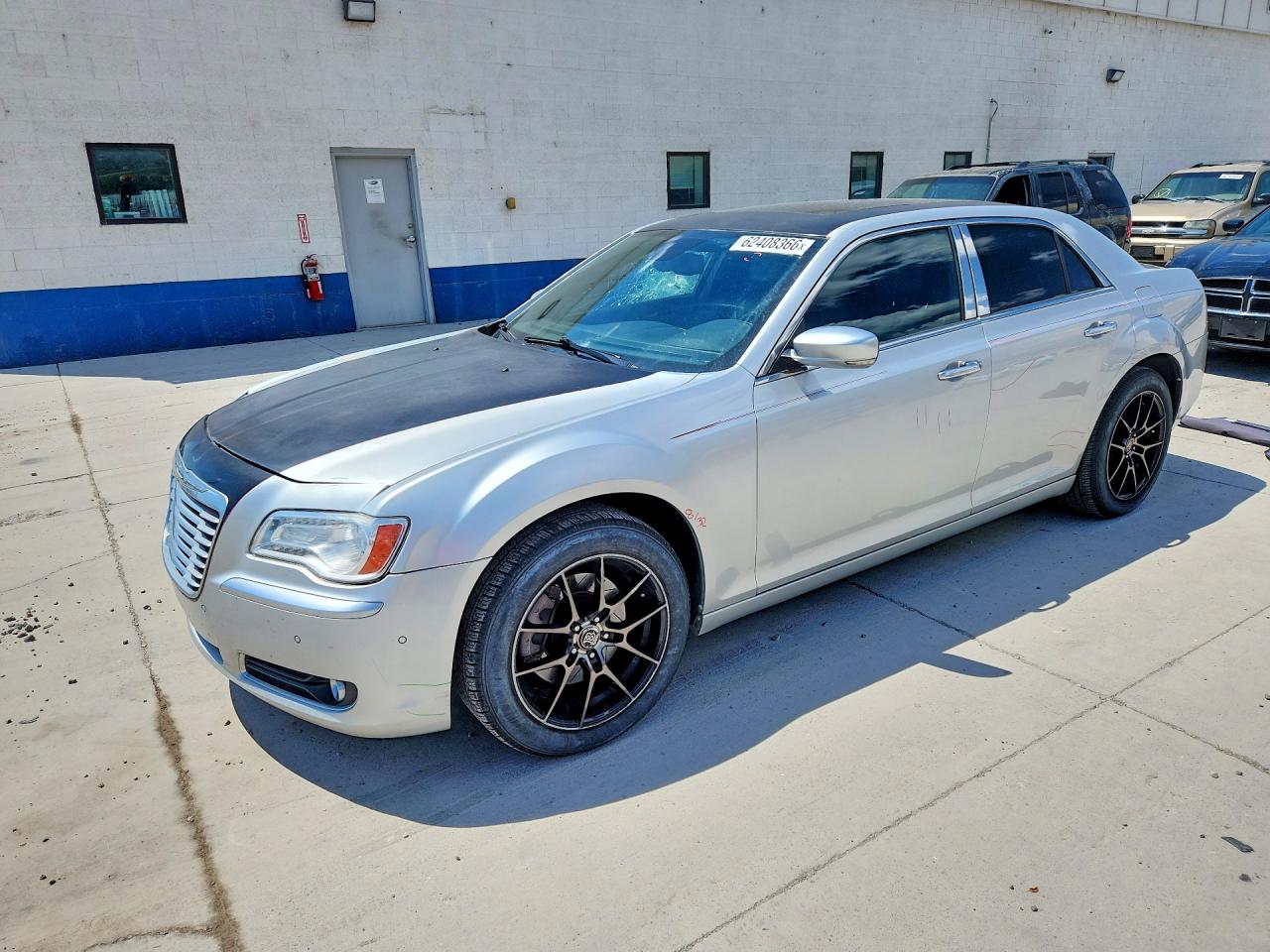 2012 Chrysler 300 C Luxury Series, VIN 2C3CCAST2CH231861 — Перед