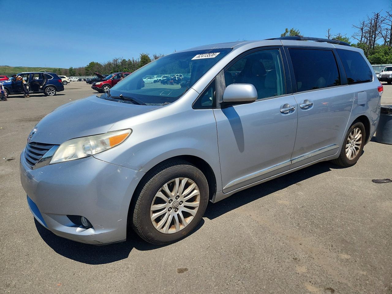 2014 Toyota Sienna XLE, VIN 5TDYK3DC8ES459185 — Side