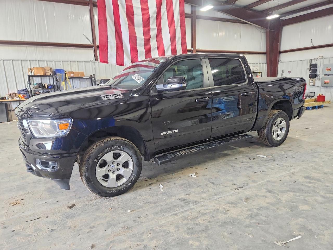 2021 Ram 1500 Big Horn, VIN 1C6SRFFT3MN532085 — Бок