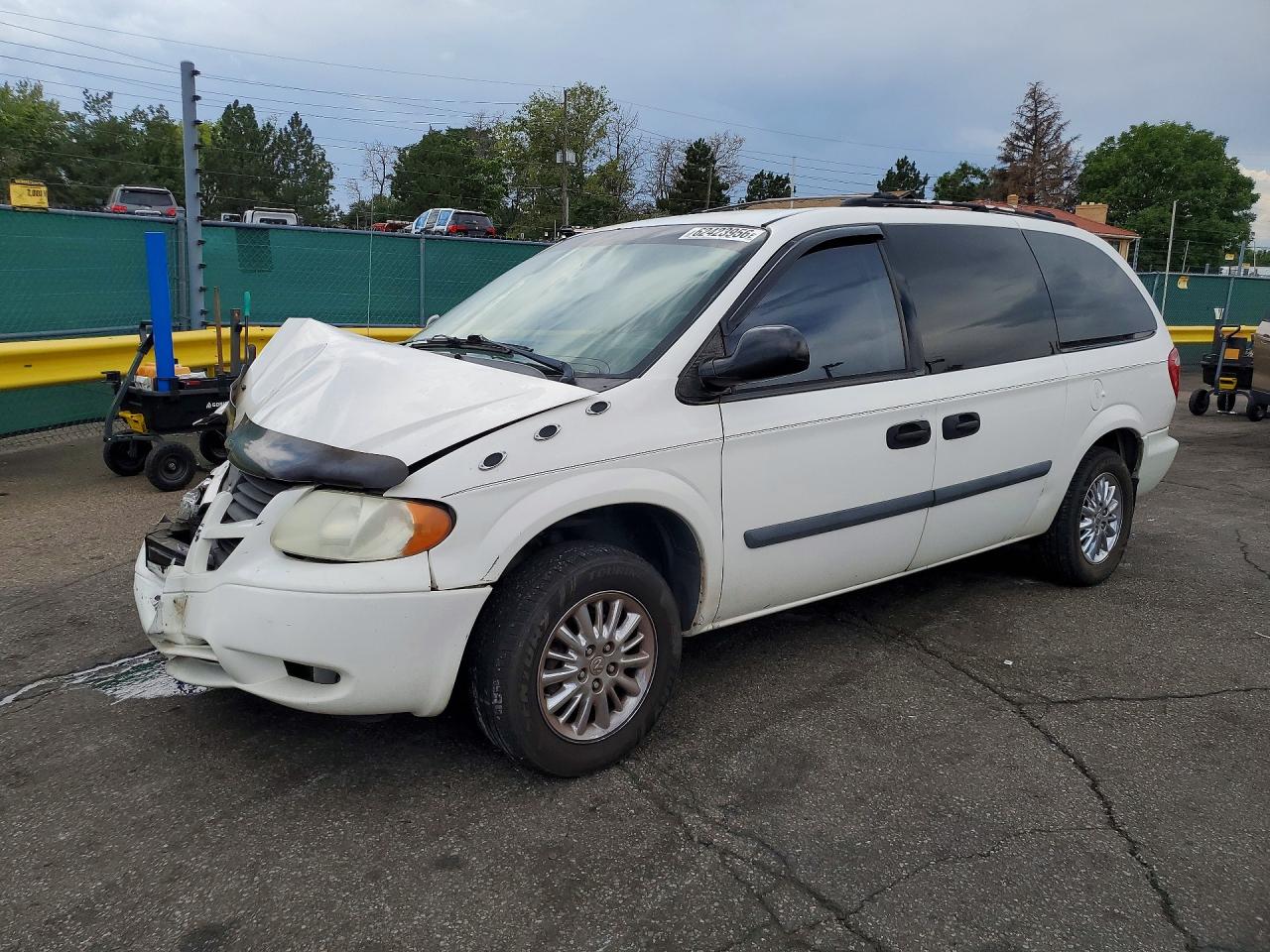 2005 Dodge Caravan SE, VIN 1D4GP24R65B186978 — Front end