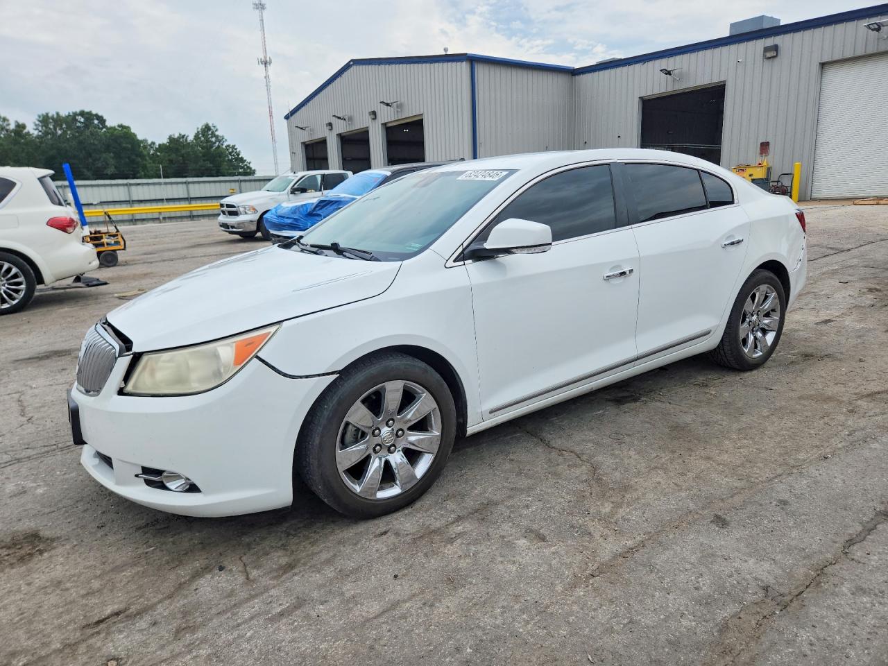 2010 Buick LaCrosse CXS, VIN 1G4GE5EV0AF253069 — Front end