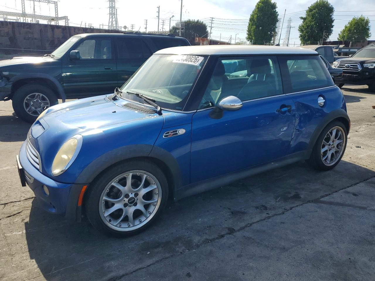 2005 MINI Hardtop S, VIN WMWRE33555TG97253 — Бок