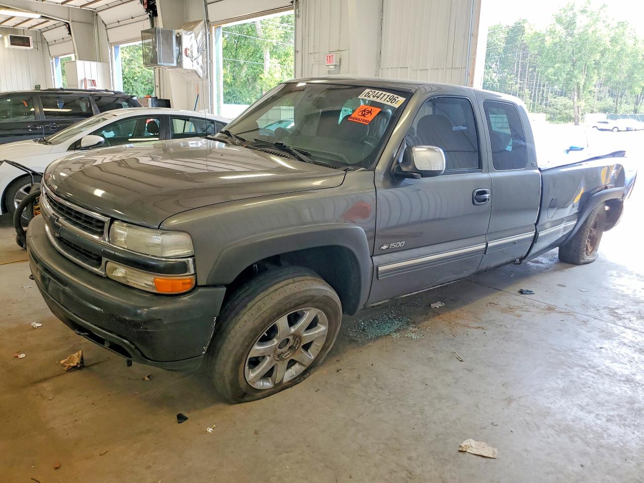 2000 Chevrolet Silverado 1500 LS, VIN 1GCEK19T5YE261836 — Зад
