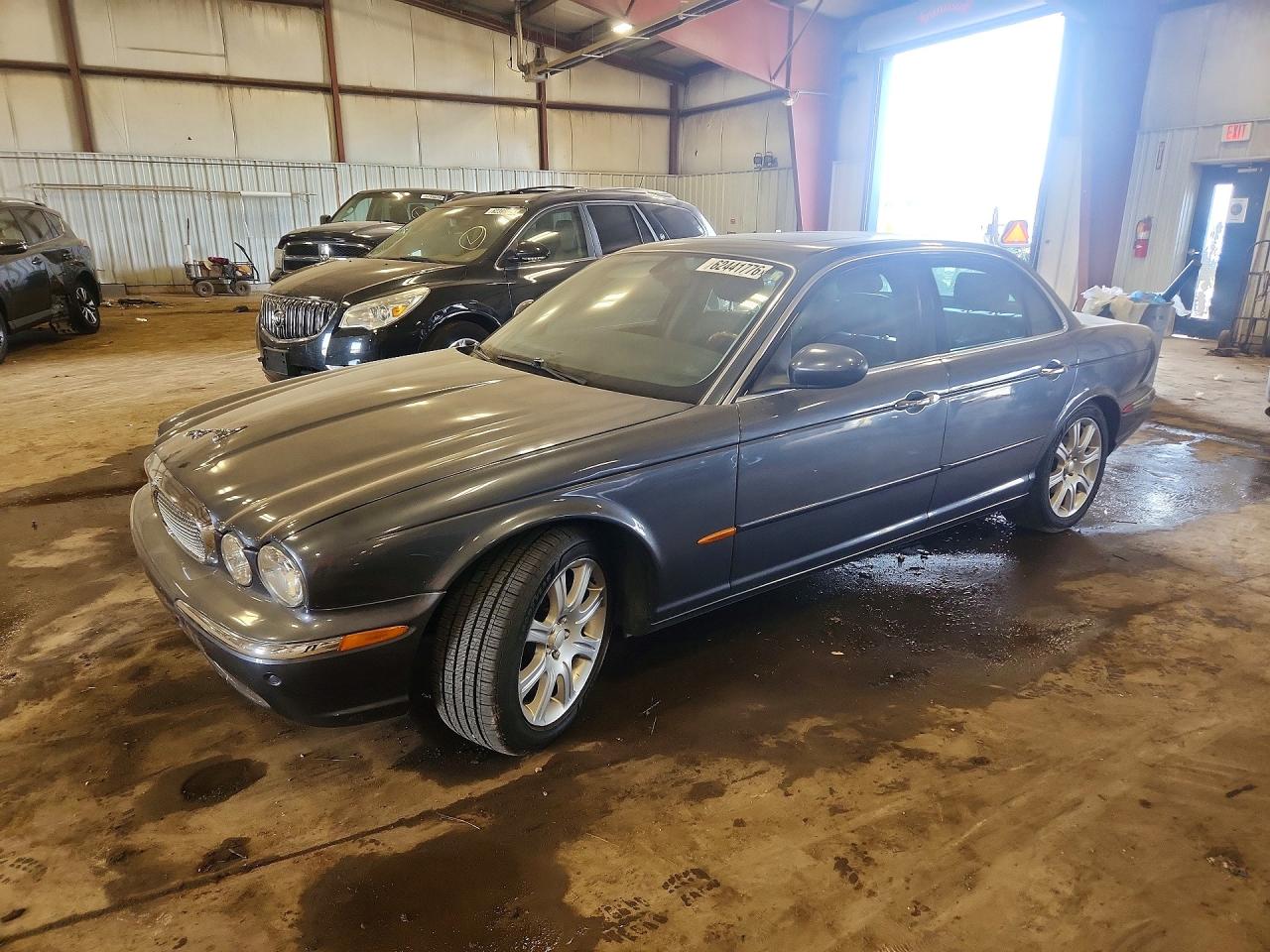 2004 Jaguar XJ 8, VIN SAJWA71C64SG22528 — Minor dents and scratches
