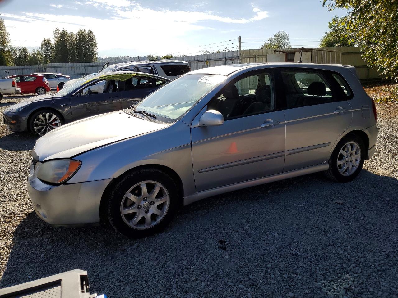2005 Kia Spectra, VIN KNAFE161655117686 — Front end