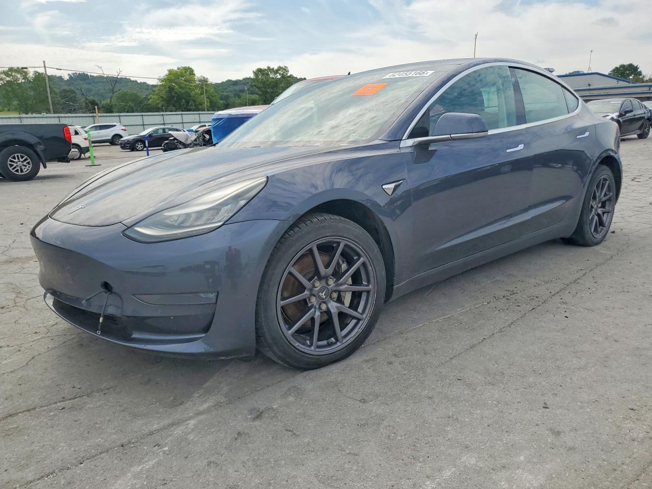 2019 Tesla Model 3 Mid Range, VIN 5YJ3E1EA8KF307605 — Мелкие вмятины и царапины