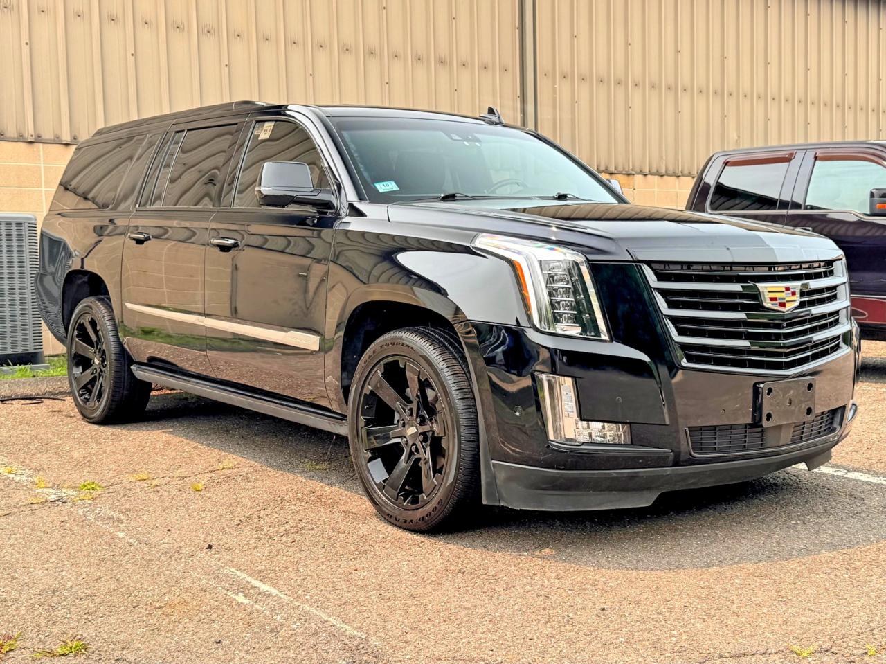2018 Cadillac Escalade ESV Platinum, VIN 1GYS4KKJ3JR396298 — Normal wear