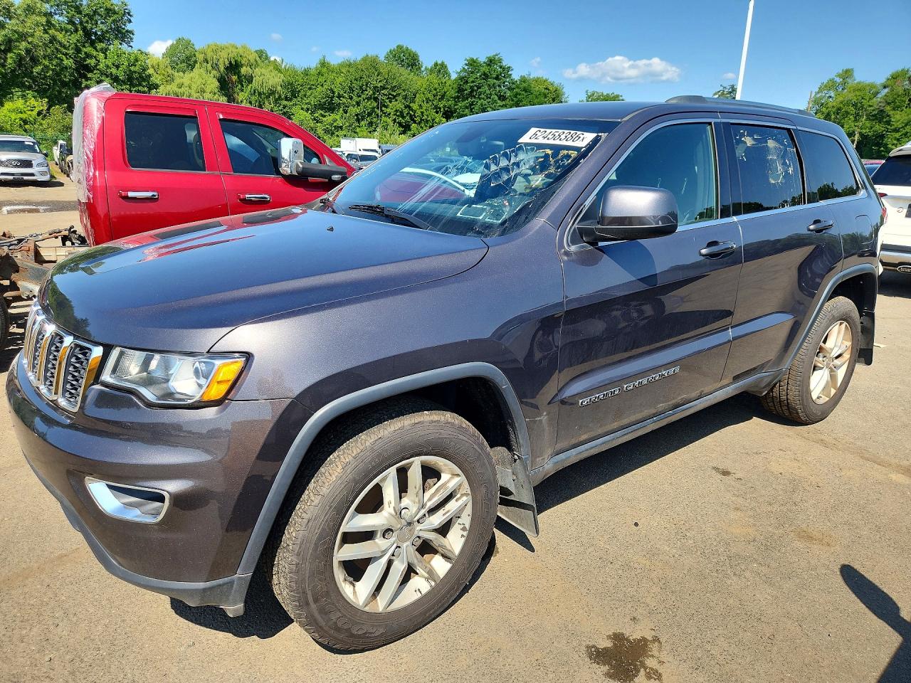 2017 Jeep Grand Cherokee Laredo, VIN 1C4RJFAG7HC682288 — Перед