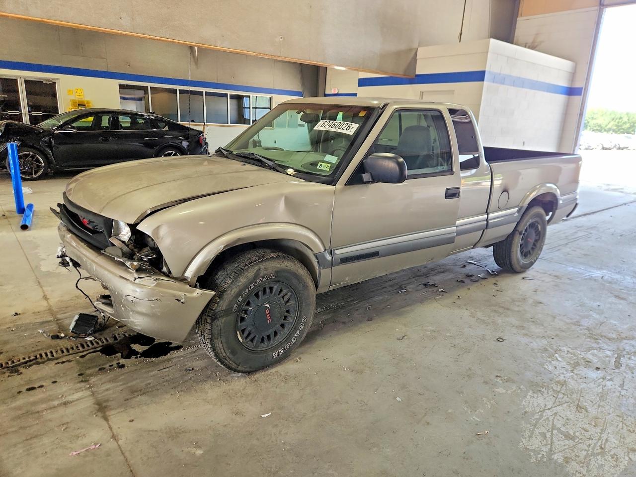 2000 GMC Sonoma SLS, VIN 1GTDT19W5Y8118306 — Front end