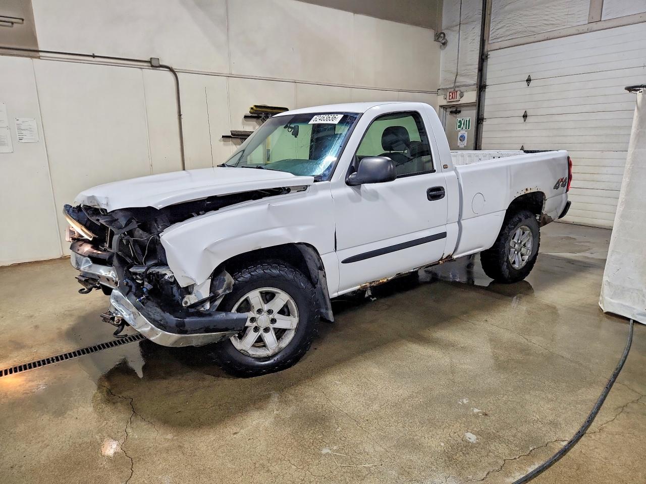 2005 Chevrolet Silverado 1500 Work Truck, VIN 1GCEK14X75Z282055 — Перед