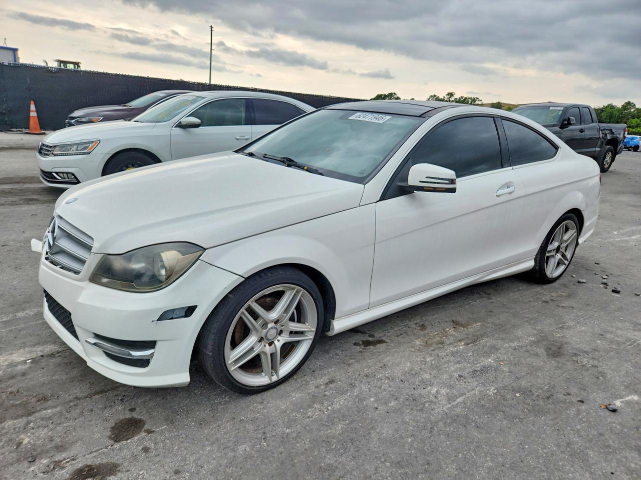 2013 Mercedes-Benz C 250, VIN WDDGJ4HB6DF990105 — Перед