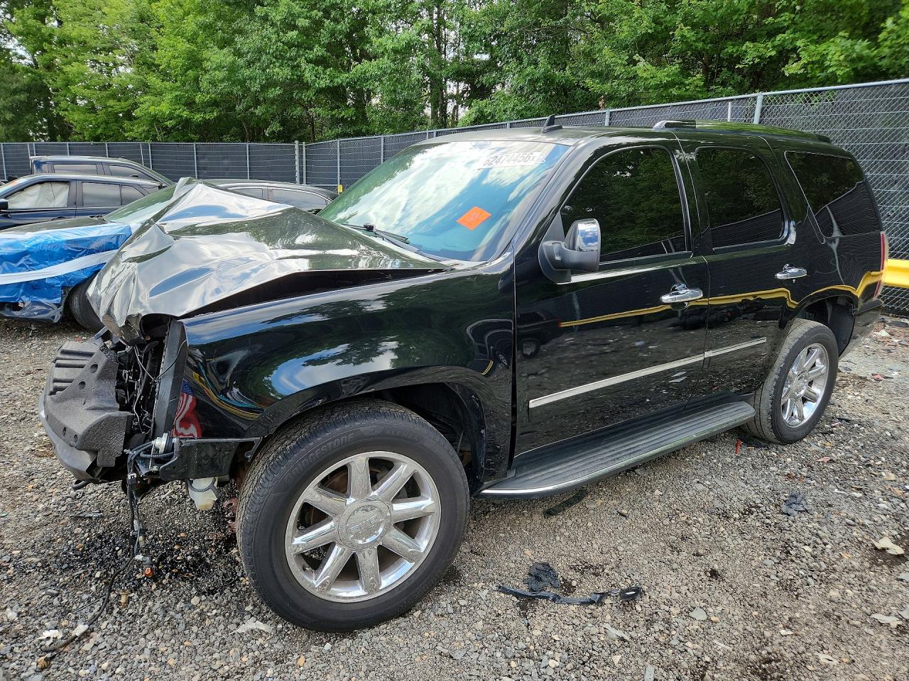 2013 GMC Yukon Denali, VIN 1GKS2EEF1DR353723 — Front end