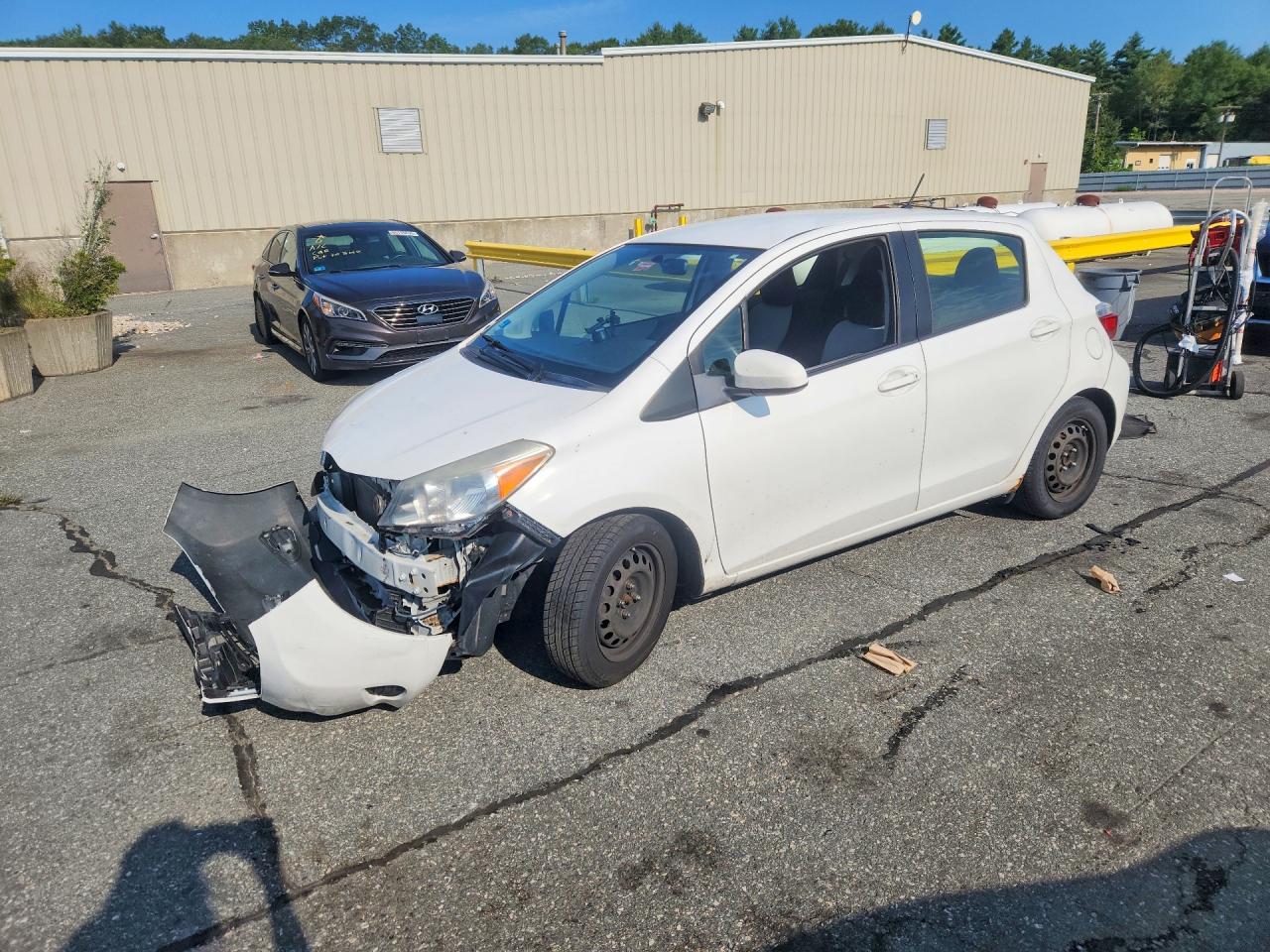 2014 Toyota Yaris LE, VIN JTDKTUD34ED588366 — Front end