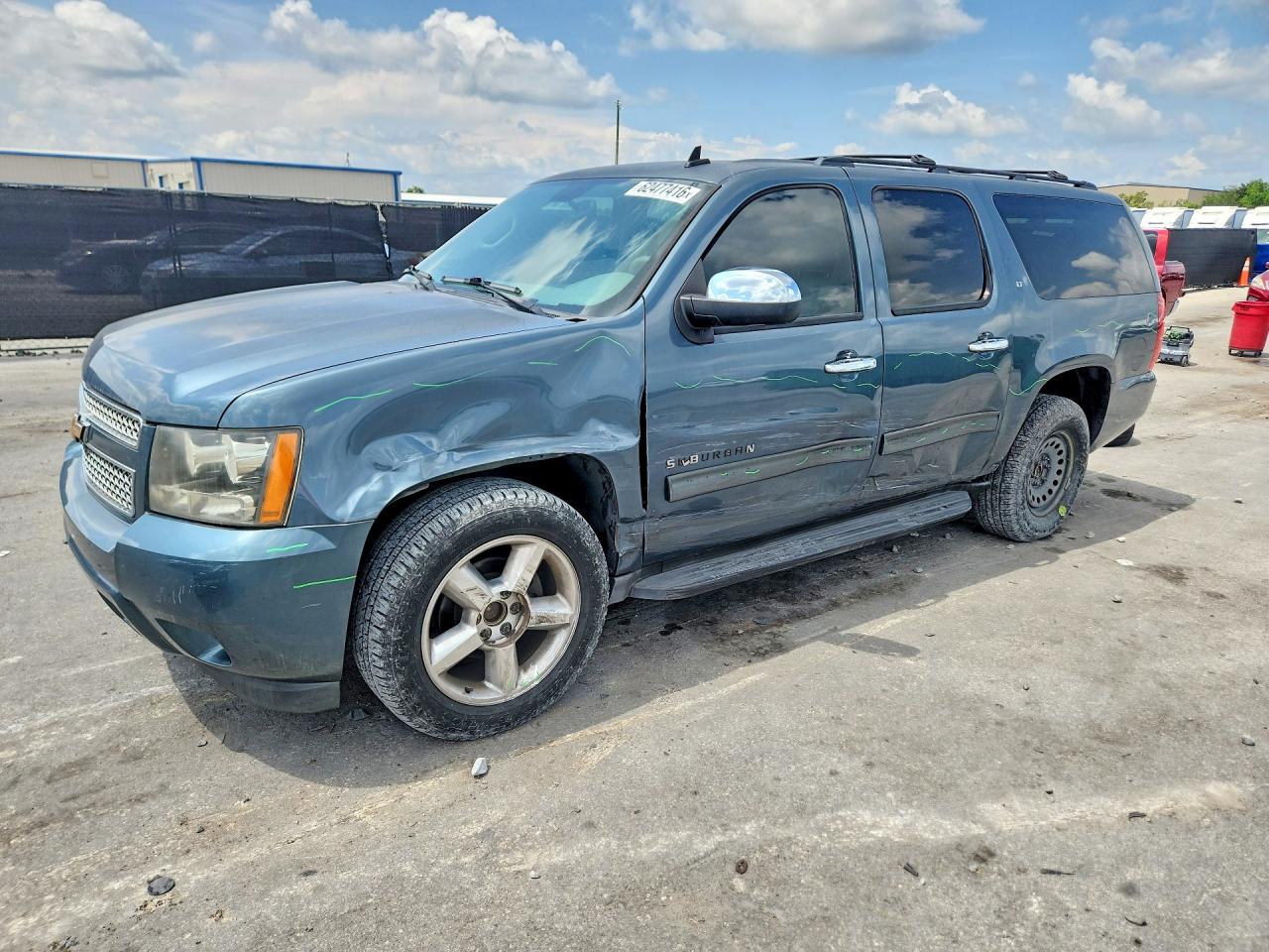 2010 Chevrolet Suburban LT, VIN 1GNUCJE0XAR164240 — Side