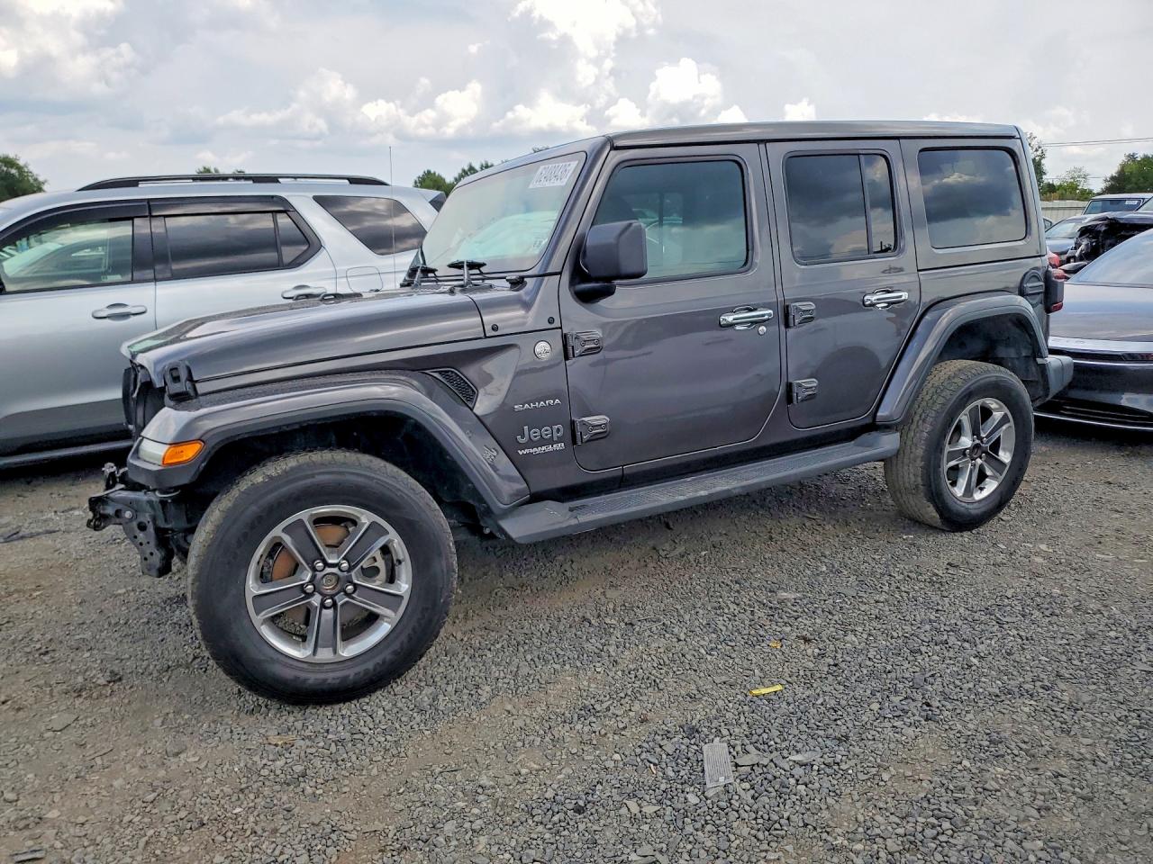 2021 Jeep Wrangler Unlimited Sahara, VIN 1C4HJXEG1MW550289 — Перед