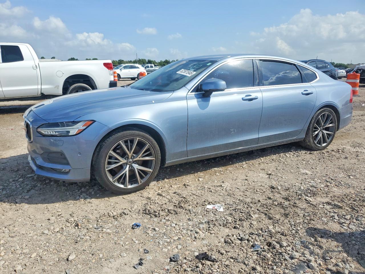 2018 Volvo S90 Momentum, VIN LVY982AK4JP007224 — Minor dents and scratches