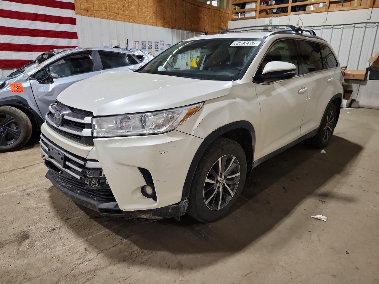 2019 Toyota Highlander XLE, VIN 5TDJZRFH9KS599332 — Front end
