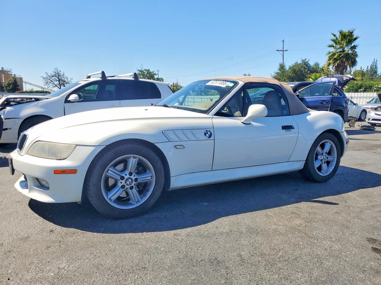 2001 BMW Z3 2.5, VIN WBACN33471LM01122 — Front end