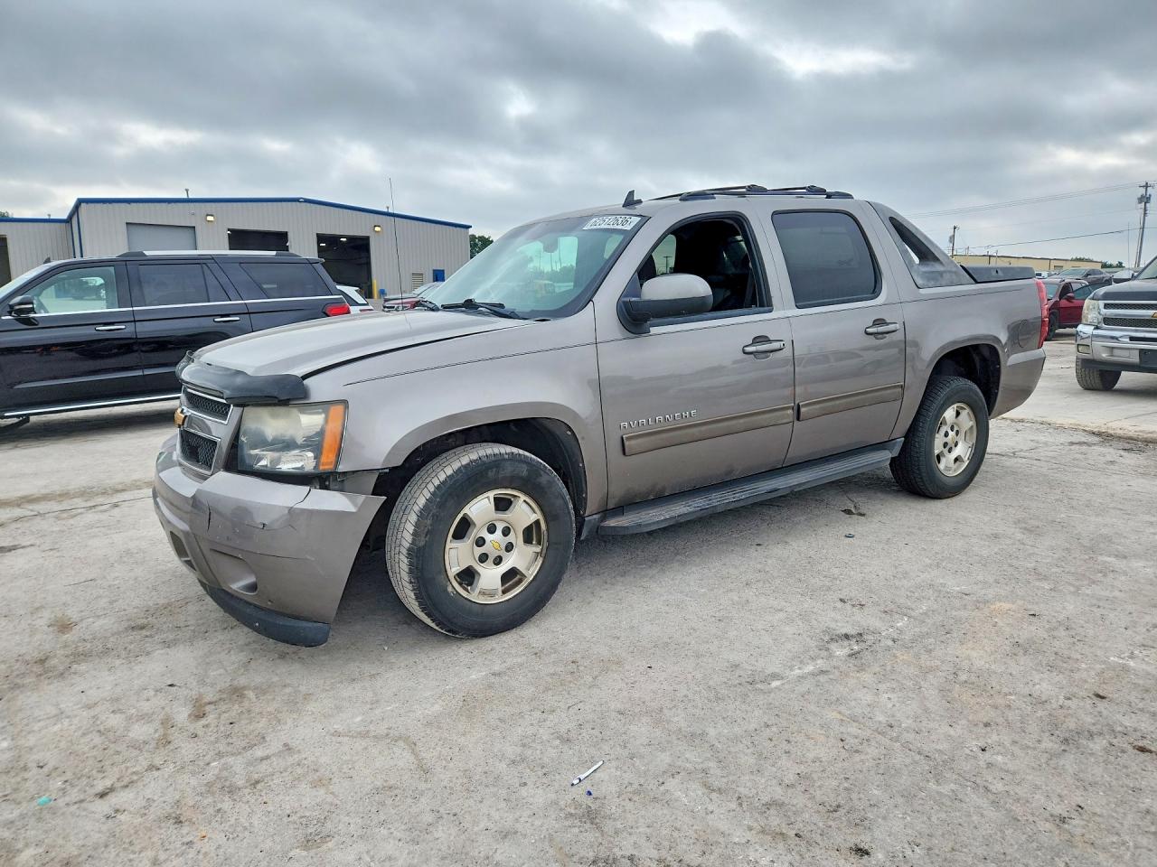 2012 Chevrolet Avalanche LS, VIN 3GNMCEE00CG239022 — Перед