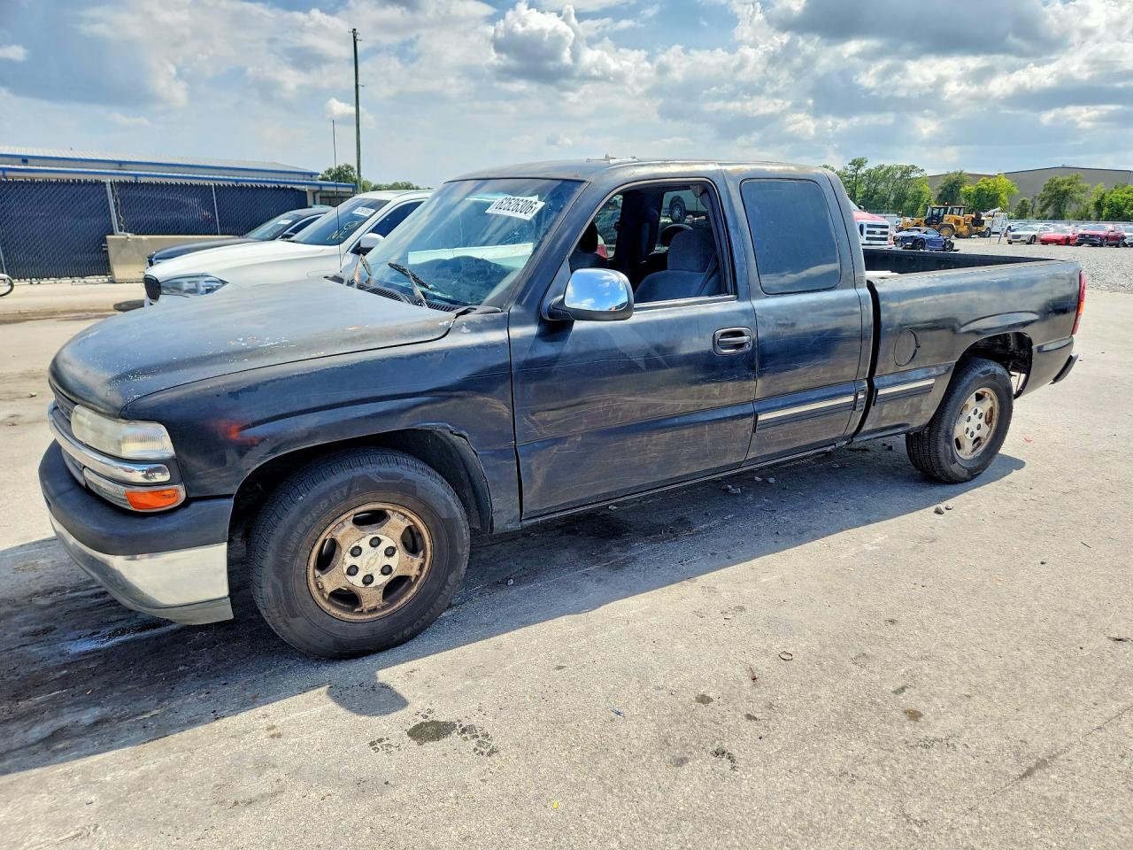 2002 Chevrolet Silverado 1500 LS, VIN 2GCEC19V821216624 — Side