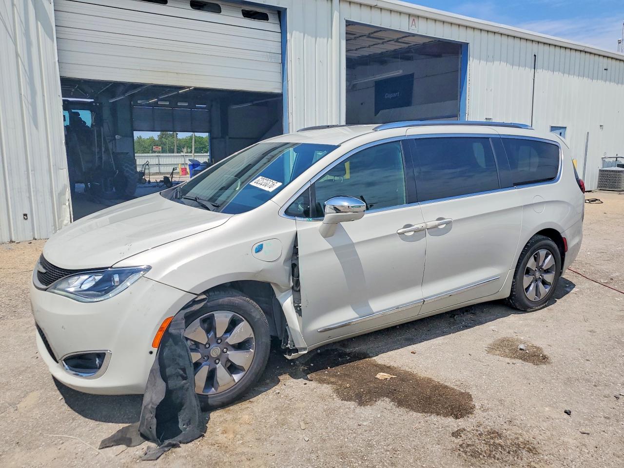 2020 Chrysler Pacifica Hybrid Limited, VIN 2C4RC1N73LR135185 — Side