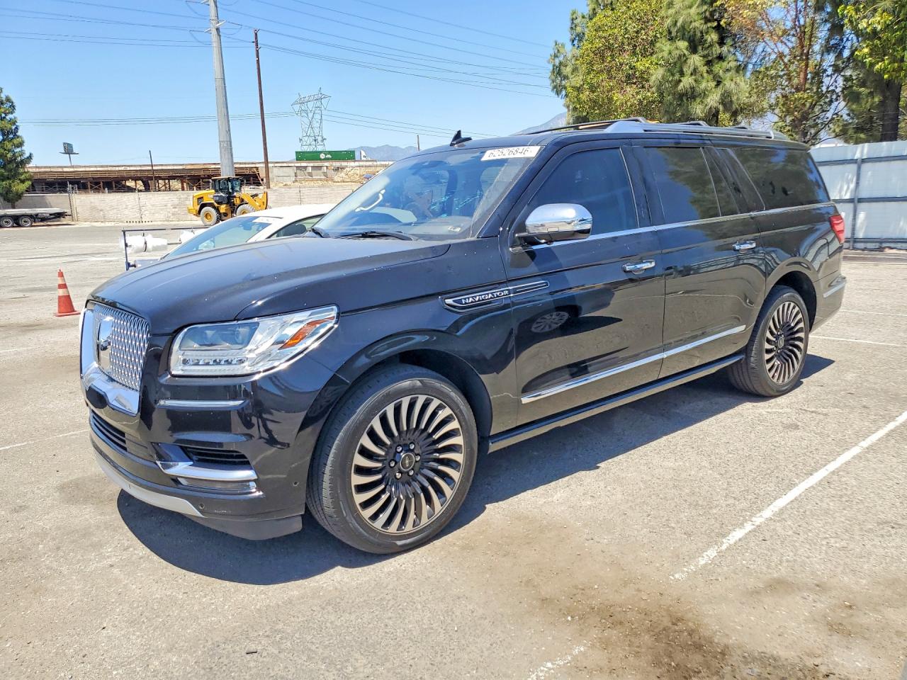 2018 Lincoln Navigator Black Label, VIN 5LMJJ3TT2JEL09099 — Side