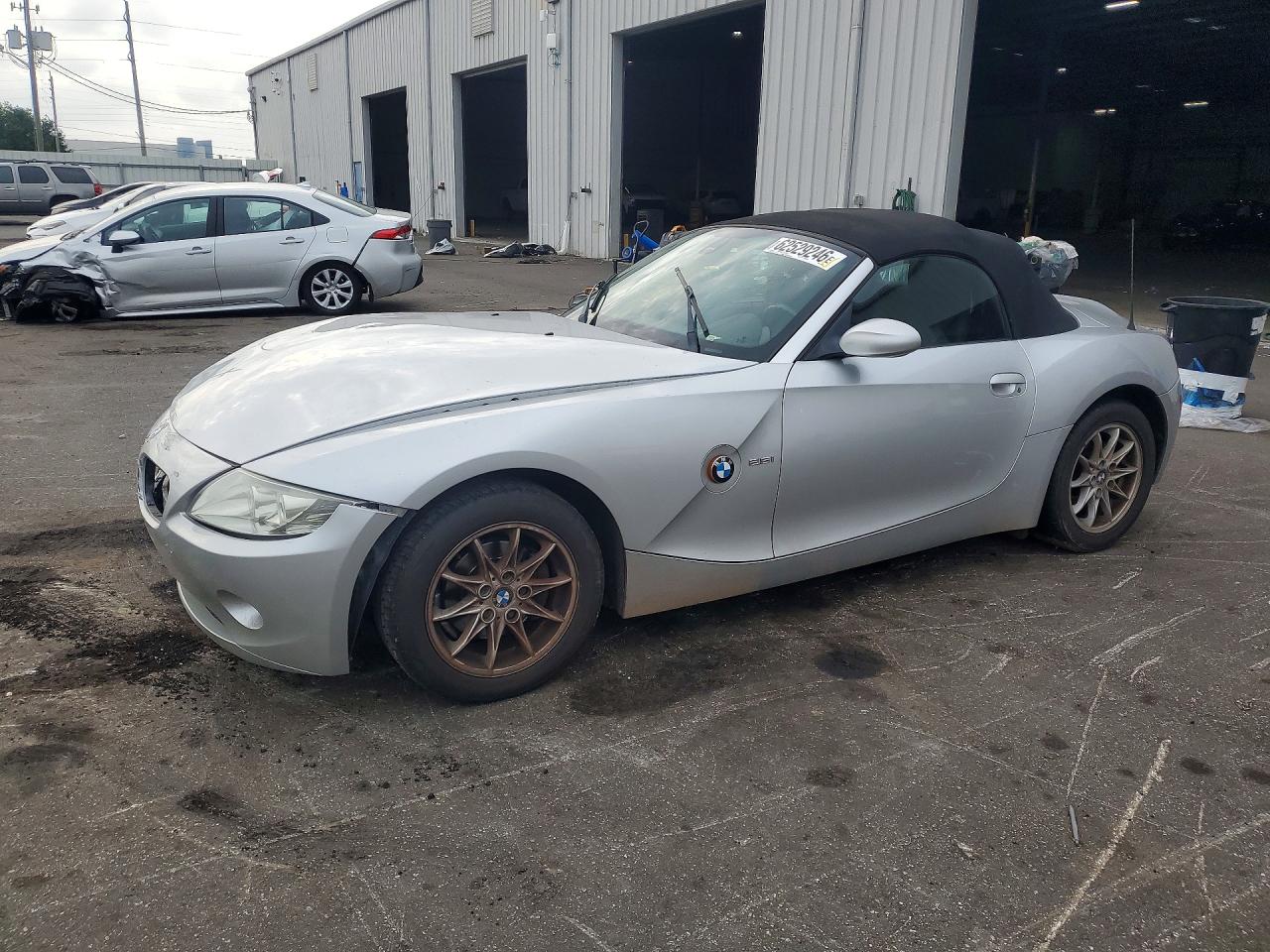 2004 BMW Z4 2.5i, VIN 4USBT33484LS48561 — Front end