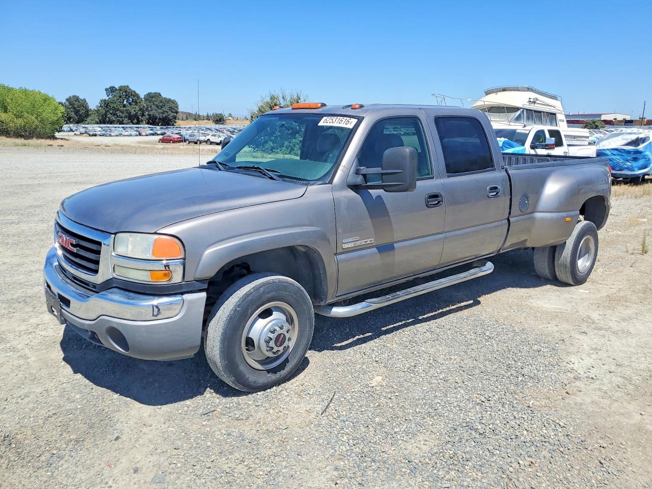 2007 GMC Sierra 3500 DRW SLE1, VIN 1GTJK33D27F152092 — Minor dents and scratches