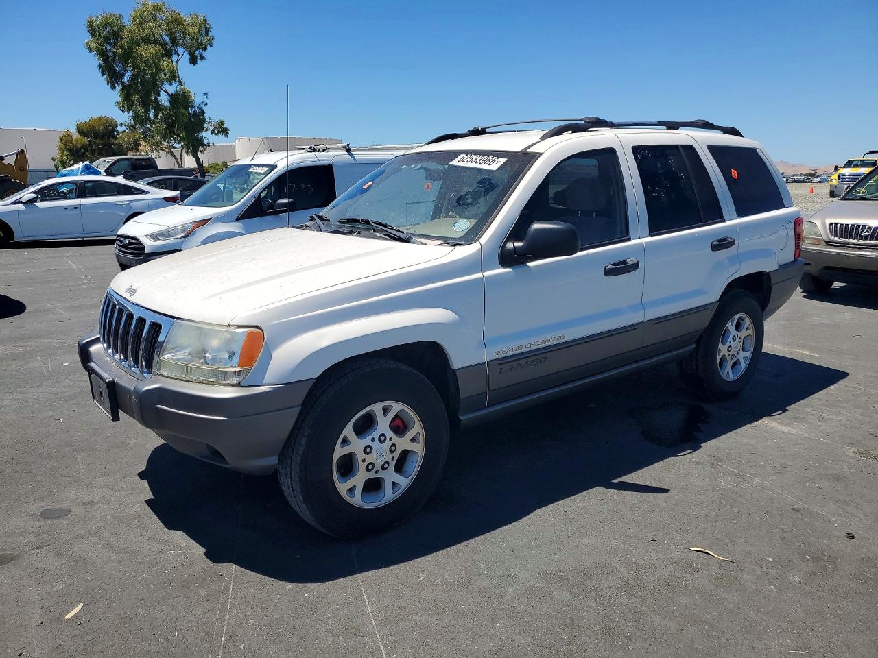 2000 Jeep Grand Cherokee Laredo, VIN 1J4GW48S6YC114132 — Minor dents and scratches