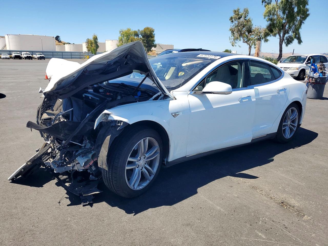 2014 Tesla Model S 60, VIN 5YJSA1H15EFP34344 — Перед