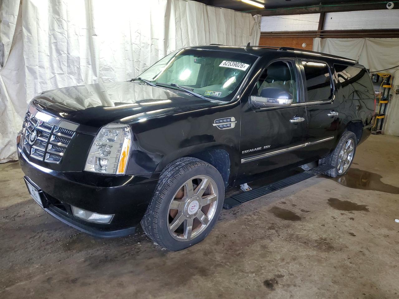 2010 Cadillac Escalade ESV Premium, VIN 1GYUKJEF5AR280844 — Normal wear