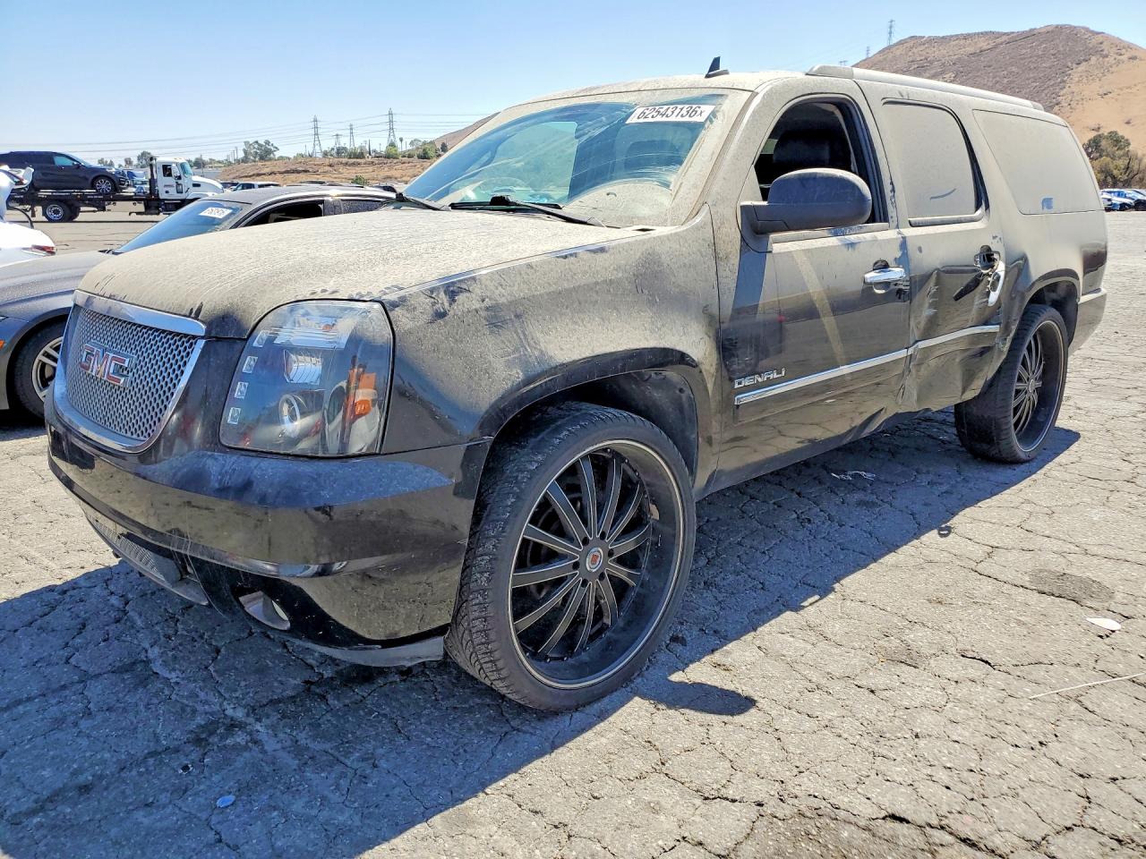2010 GMC Yukon XL Denali, VIN 1GKUKMEF7AR122369 — Side
