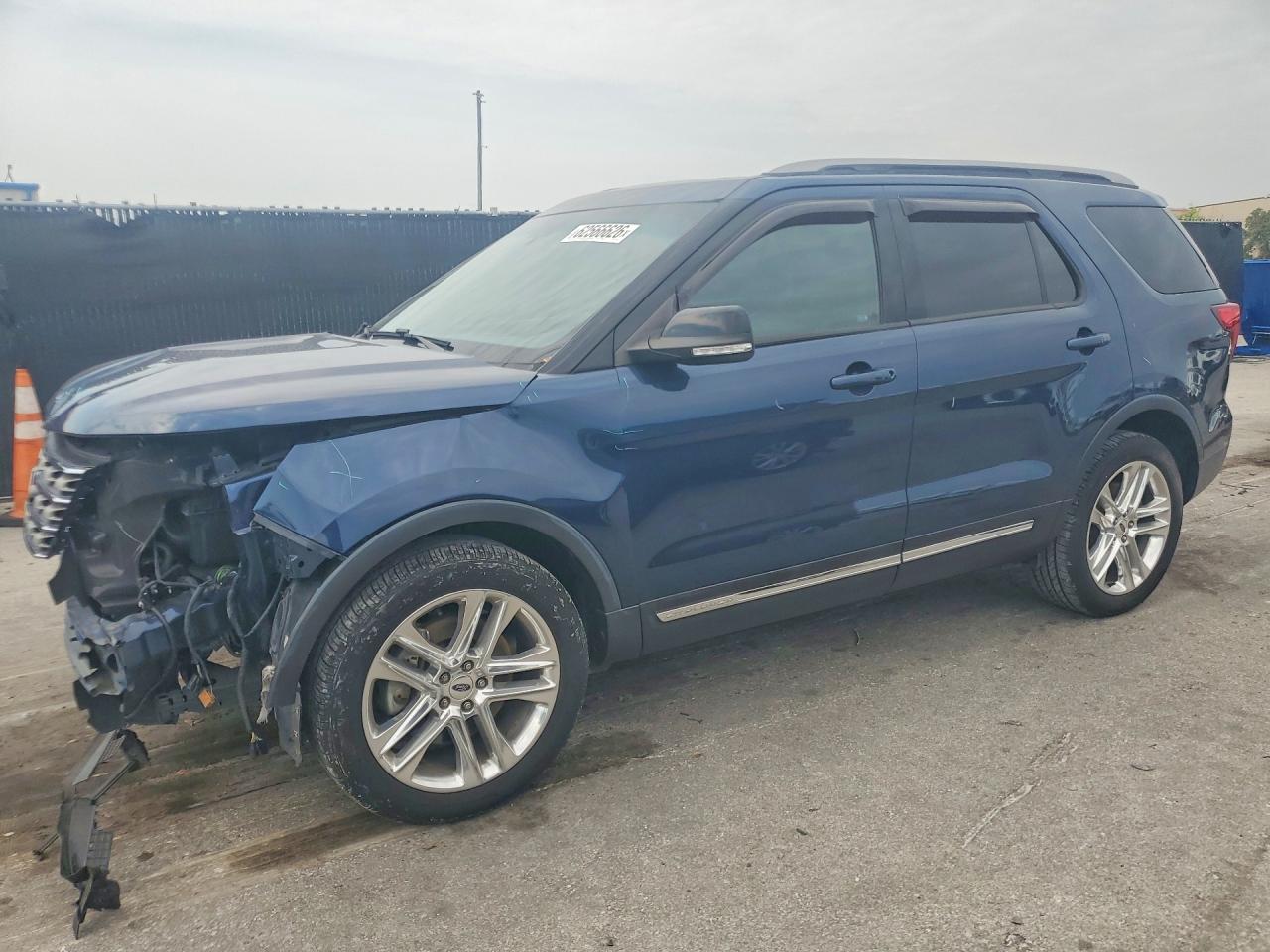 2017 Ford Explorer XLT, VIN 1FM5K7D88HGA20536 — Front end
