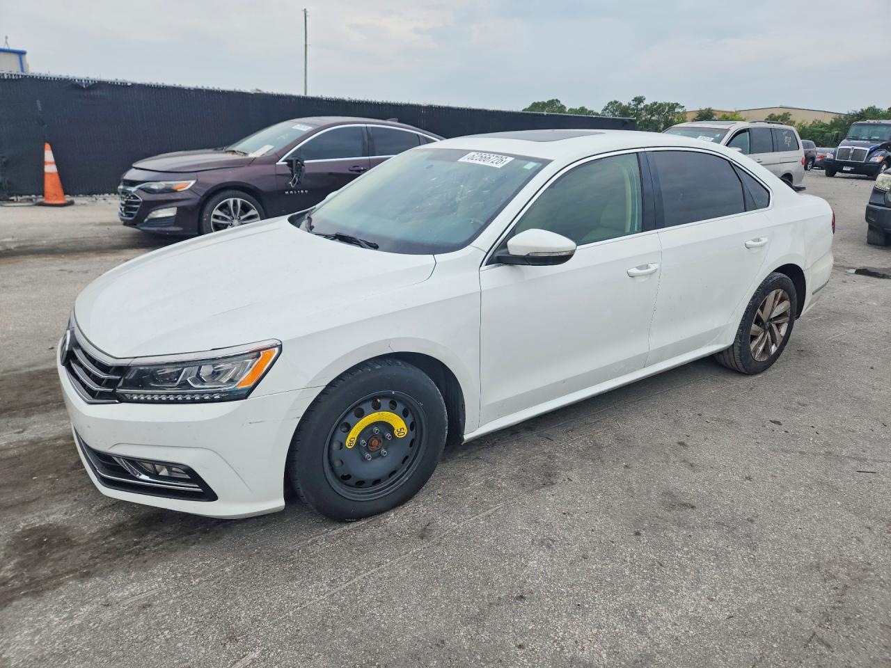 2018 Volkswagen Passat SE, VIN 1VWBA7A35JC003514 — Мелкие вмятины и царапины