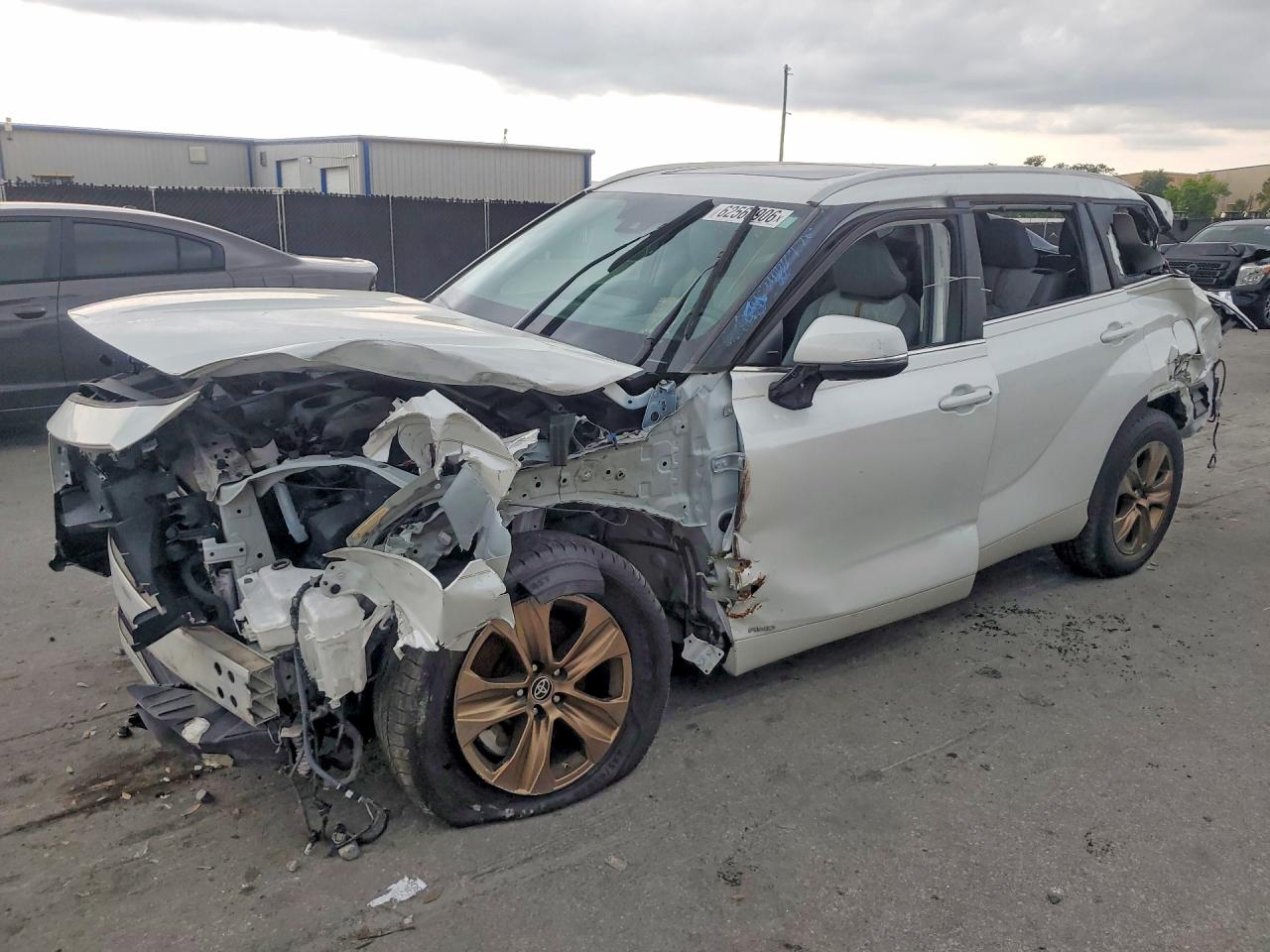 2023 Toyota Highlander Hybrid Bronze Edition, VIN 5TDABRCH6PS581340 — Зад