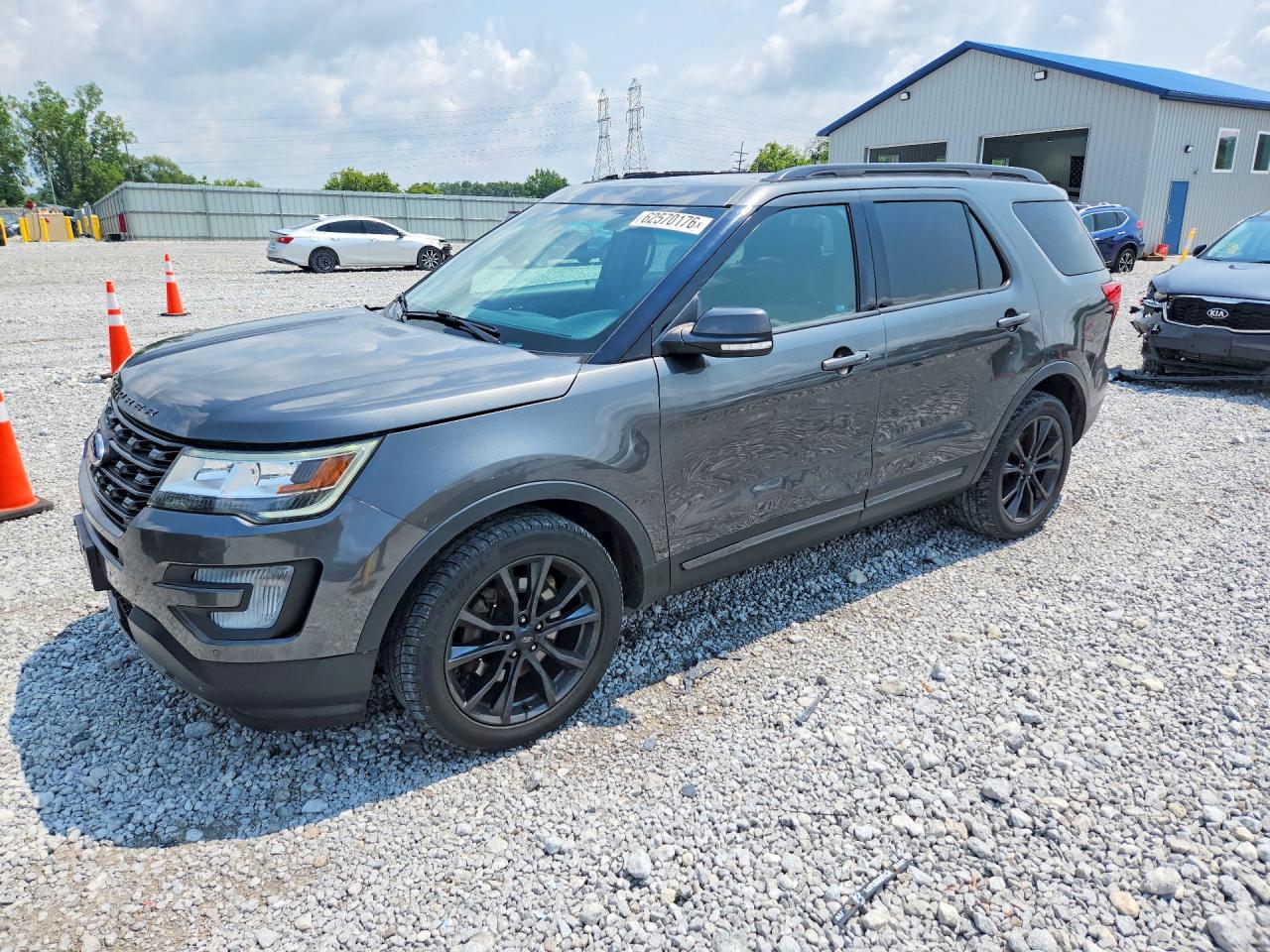 2017 Ford Explorer XLT, VIN 1FM5K8D88HGA09087 — Side