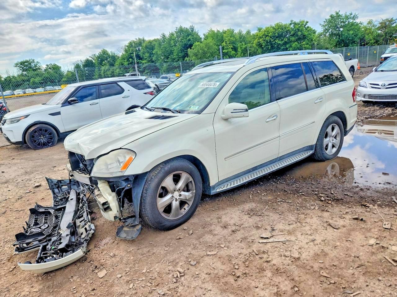 2011 Mercedes-Benz GL 450, VIN 4JGBF7BE7BA746379 — Front end