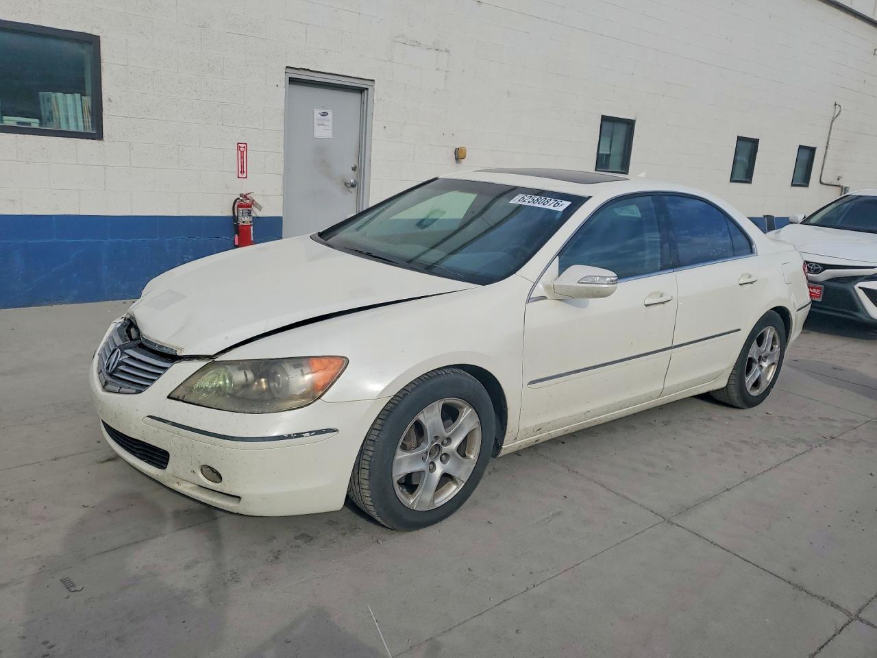 2005 Acura RL, VIN JH4KB16515C015686 — Front end