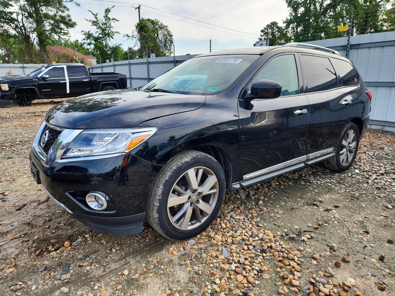 2013 Nissan Pathfinder Platinum, VIN 5N1AR2MM8DC652237 — Перед