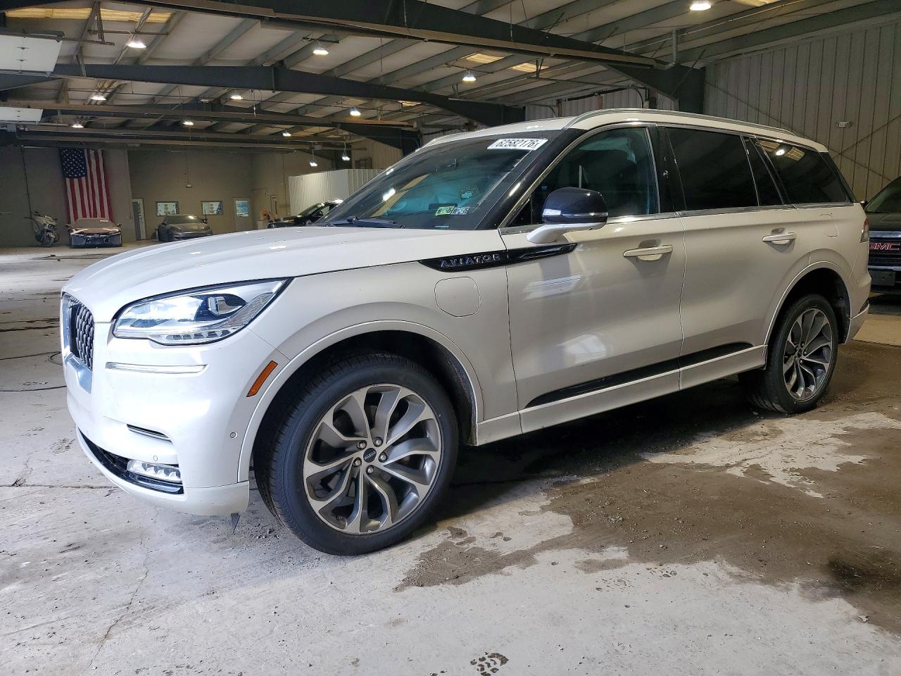 2021 Lincoln Aviator Grand Touring, VIN 5LMYJ8XY2MNL00053 — Side