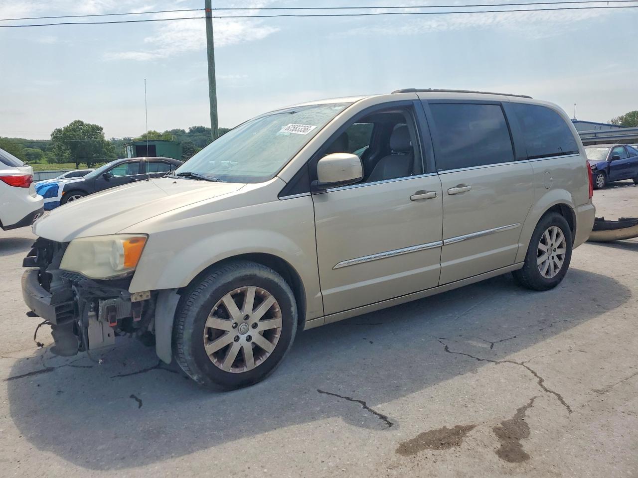 2014 Chrysler Town & Country Touring, VIN 2C4RC1BG8ER212219 — Front end