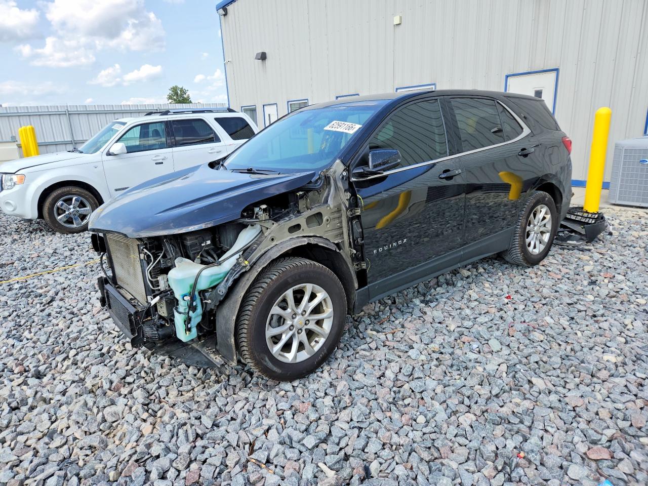2020 Chevrolet Equinox LT, VIN 2GNAXUEV7L6208598 — Front end