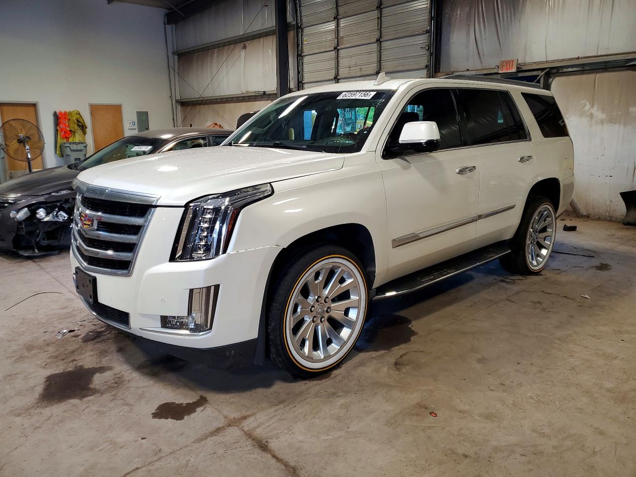 2015 Cadillac Escalade Luxury, VIN 1GYS4MKJ4FR603073 — Front end