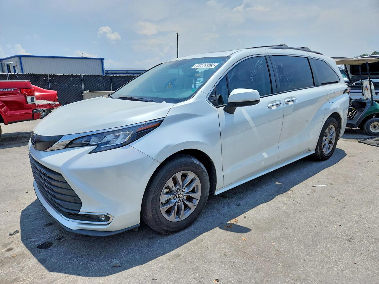 2022 Toyota Sienna XLE, VIN 5TDJRKEC5NS091585 — Front end