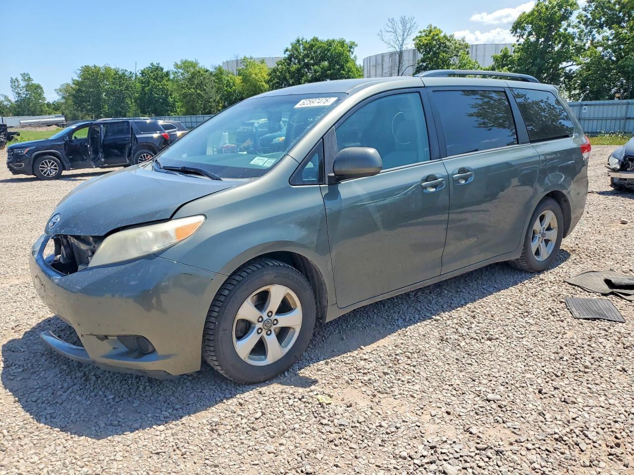 2014 Toyota Sienna LE, VIN 5TDKK3DC1ES416748 — Front end