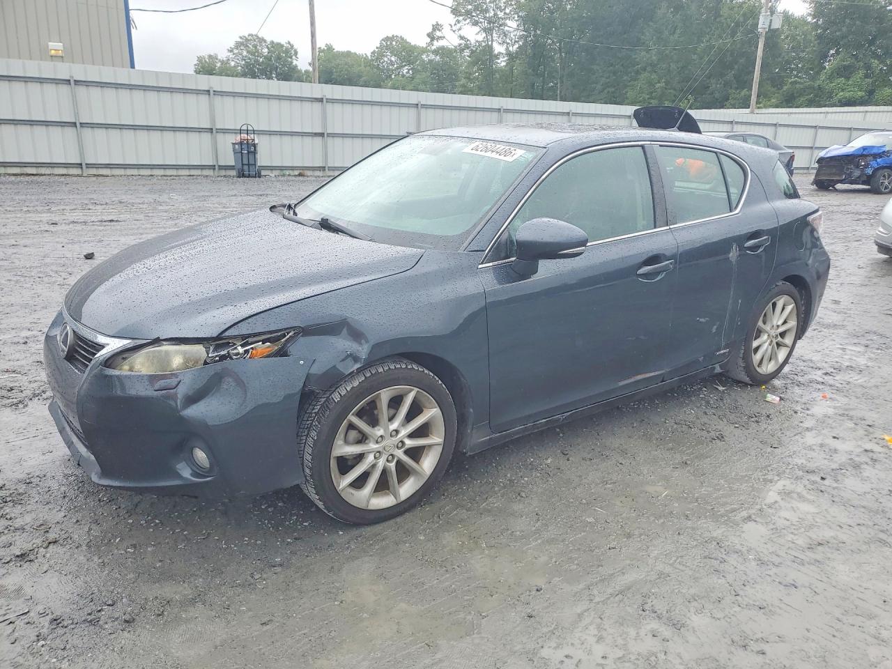 2011 Lexus CT 200h Premium, VIN JTHKD5BH9B2020475 — Front end
