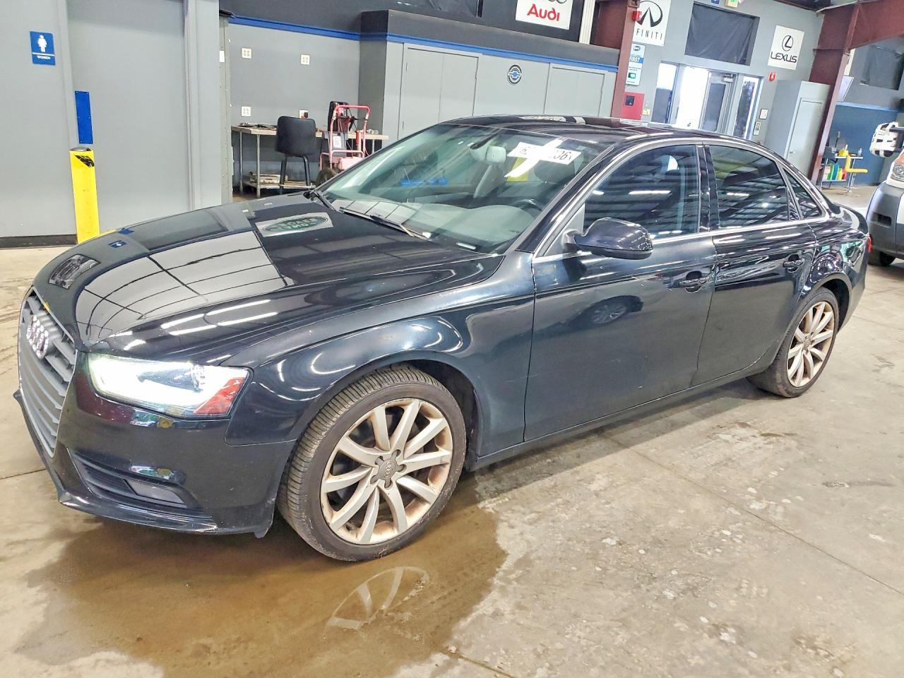 2013 Audi A4 Premium Plus, VIN WAUHFAFL5DN045157 — Мелкие вмятины и царапины